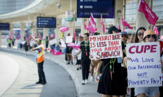 Des grévistes d'Air Canada au Pearson International Airport de Toronto le 16 août 2025 ( AFP / Peter POWER )