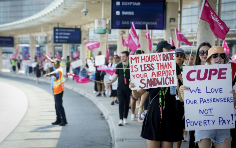 Des grévistes d'Air Canada au Pearson International Airport de Toronto le 16 août 2025 ( AFP / Peter POWER )