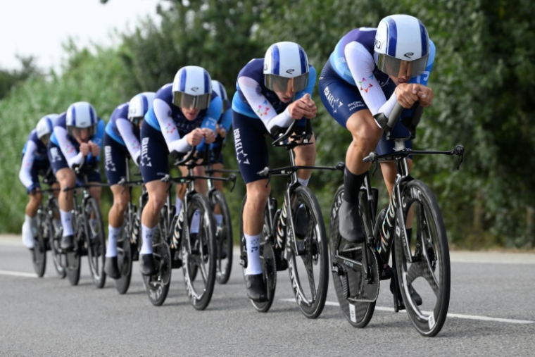 L'équipe cycliste Israel Tech lors d'un contre-la-montre, pendant le Tour d'Espagne, le 27 août 2025 à Figueres ( AFP / Josep LAGO )