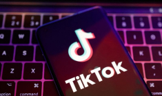 Illustration du logo TikTok sur un clavier d'ordinateur
