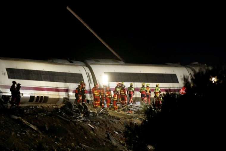Des équipes de secours sur les lieux d'une collision entre deux trains à grande vitesse entre Urda et Los Yébenes, dans la province de Tolède, le 28 octobre 2026 en Espagne ( AFP / Oscar DEL POZO )