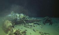 Photo diffusée par la Marine Nationale, le 11 juin 2025, d'une épave contenant des cruches globulaires à becs pincés, marquées du monogramme IHS du Christ ou de motifs végétaux ou géométriques gisant sur le sable au large de la côte, près de Ramatuelle, le 3 juin 2025 dans le Var ( Marine Nationale / Handout )