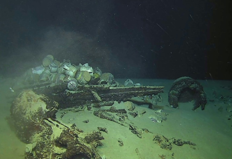 Photo diffusée par la Marine Nationale, le 11 juin 2025, d'une épave contenant des cruches globulaires à becs pincés, marquées du monogramme IHS du Christ ou de motifs végétaux ou géométriques gisant sur le sable au large de la côte, près de Ramatuelle, le 3 juin 2025 dans le Var ( Marine Nationale / Handout )