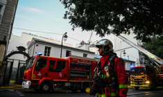 Les pompiers interviennent sur un incendie qui a ravagé le marché historique des Enfants rouges à Paris, le 12 octobre 2026 ( AFP / JULIEN DE ROSA )