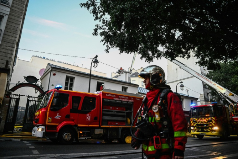 Les pompiers interviennent sur un incendie qui a ravagé le marché historique des Enfants rouges à Paris, le 12 octobre 2026 ( AFP / JULIEN DE ROSA )