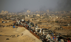 Des déplacés palestiniens fuient vers le sud, à Nousseirat, dans le centre de la bande de Gaza, le 23 septembre 2025 ( AFP / Eyad BABA )