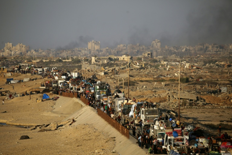 Des déplacés palestiniens fuient vers le sud, à Nousseirat, dans le centre de la bande de Gaza, le 23 septembre 2025 ( AFP / Eyad BABA )