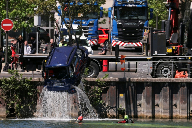 Des équipes de remorquage sortent une voiture de la Seine après qu'un bus transportant des passagers l'ait percutée, les deux véhicules tombant dans le fleuve, à Juvisy-sur-Orge, le 30 avril 2026 dans l'Essonne ( AFP / Thomas SAMSON )