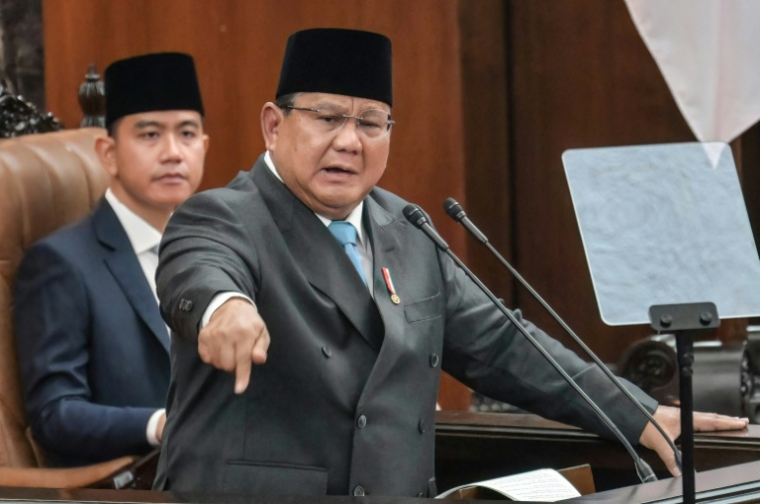 Le président indonésien Prabowo Subianto (g) et le vice-président Gibran Rakabuming Raka, au Parlement à Jakarta, le 20 mai 2026 ( AFP / BAY ISMOYO )
