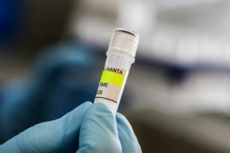 Image fournie par le ministère de la Santé argentin d'une scientifique de l'institut Malran manipulant une fiole pour aider à identifier l'hantavirus des Andes, le 6 mai 2026, à Buenos Aires, en Argentine ( ARGENTINE HEALTH MINISTRY / Handout )