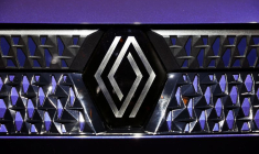 Le logo de Renault est visible sur une voiture exposée lors de la journée des investisseurs du groupe consacrée à sa nouvelle unité de véhicule électrique Ampere à Paris