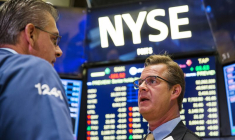 Des traders travaillent sur le parquet de la Bourse de New York peu après l'ouverture du marché à New York