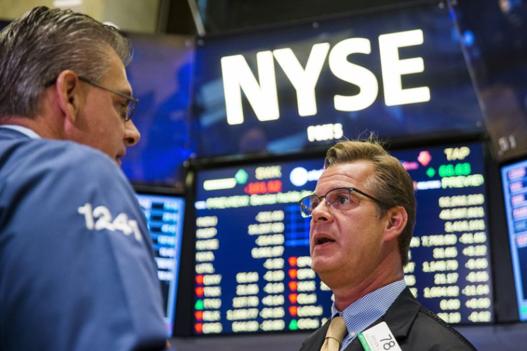Des traders travaillent sur le parquet de la Bourse de New York peu après l'ouverture du marché à New York