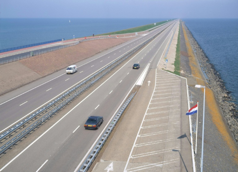 La digue de l'Afsluitdijk près de Den Oever, en avril 2004, aux Pays-Bas ( ANP / OLAF KRAAK )