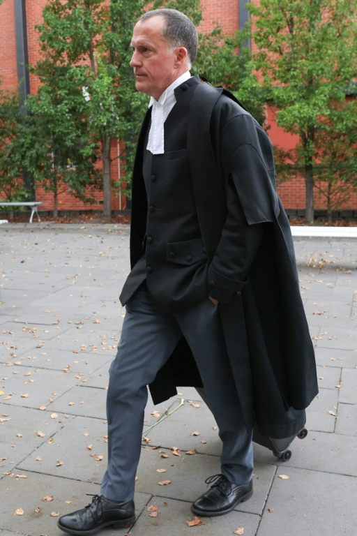 L'avocat de l'accusée, Me Colin Mandy, à son arrivée à la Cour de justice de Morwell au sud-est de l'Australie le 30 avril 2025 ( AFP / Martin KEEP )