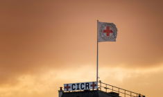 Un drapeau de la Croix-Rouge ( AFP / Fabrice COFFRINI )