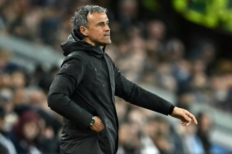 L'entraîneur du Paris Saint-Germain Luis Enrique, lors du match de son équipe sur le terrain d'Aston Villa en Ligue des Champions, le 15 avril 2025. ( AFP / Paul ELLIS )