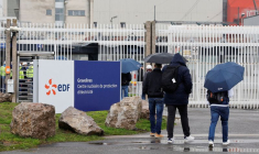 Des employés d'EDF arrivent à la centrale nucléaire de Gravelines