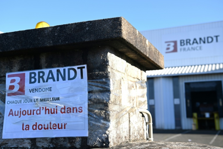 Les portes closes de l'usine Brandt à Vendôme (Loir-et-Cher), le 15 décembre 2025 ( AFP / JEAN-FRANCOIS MONIER )