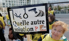 Manifestation de soutien à 12 militants du suicide assisté à l'ouverture de leur procès, le 15 septembre 2025 à Paris ( AFP / STEPHANE DE SAKUTIN )
