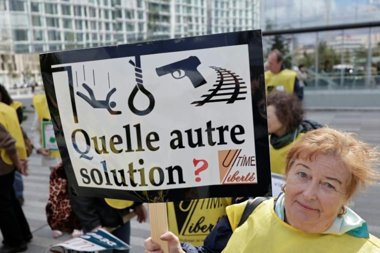 Manifestation de soutien à 12 militants du suicide assisté à l'ouverture de leur procès, le 15 septembre 2025 à Paris ( AFP / STEPHANE DE SAKUTIN )