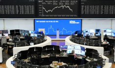 Le graphique de l'indice boursier allemand DAX est photographié à la bourse de Francfort, en Allemagne