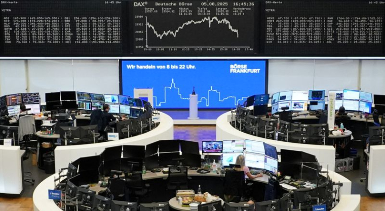 Le graphique de l'indice boursier allemand DAX est photographié à la bourse de Francfort, en Allemagne