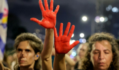 Des manifestants réclament le retour des otages israéliens retenus à Gaza, à Tel-Aviv le 2 août 2025 ( AFP / Jack GUEZ )