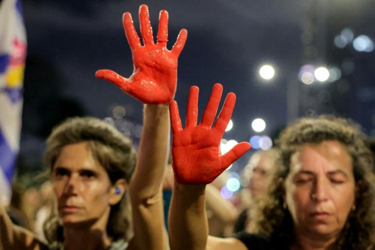 Des manifestants réclament le retour des otages israéliens retenus à Gaza, à Tel-Aviv le 2 août 2025 ( AFP / Jack GUEZ )