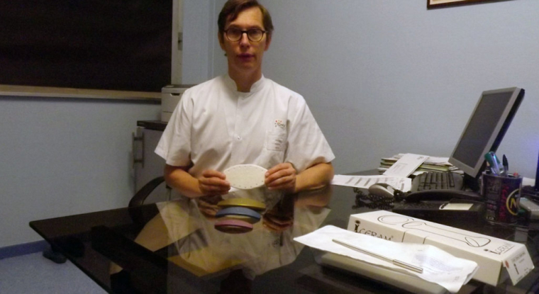 Le docteur François Bertin, chirurgien au CHU de Limoges, a été le premier à implanter Ceramil. (© I. Ceram)