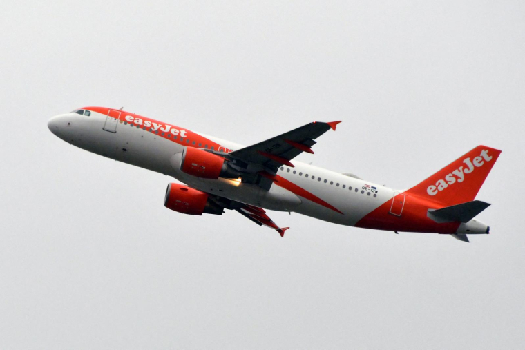La filiale française d'easyJet a finalement accepté d'augmenter le salaire de base des PNC de 7,5% ( AFP / PASCAL PAVANI )