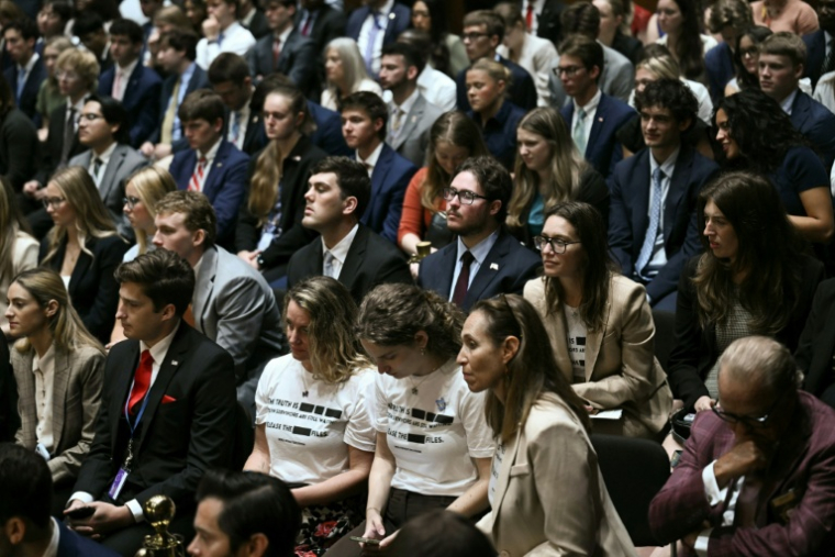 Des spectateurs de l'audition de Todd Blanche devant la commission judiciaire du Sénat américain, à Washington, le 15 juillet 2026 ( AFP / Brendan SMIALOWSKI )