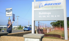 Des grévistes devant une usine militaire de Boeing à Berkeley, dans le Missouri, aux Etats-Unis, le 5 août 2025 ( GETTY IMAGES NORTH AMERICA / Michael B. Thomas )