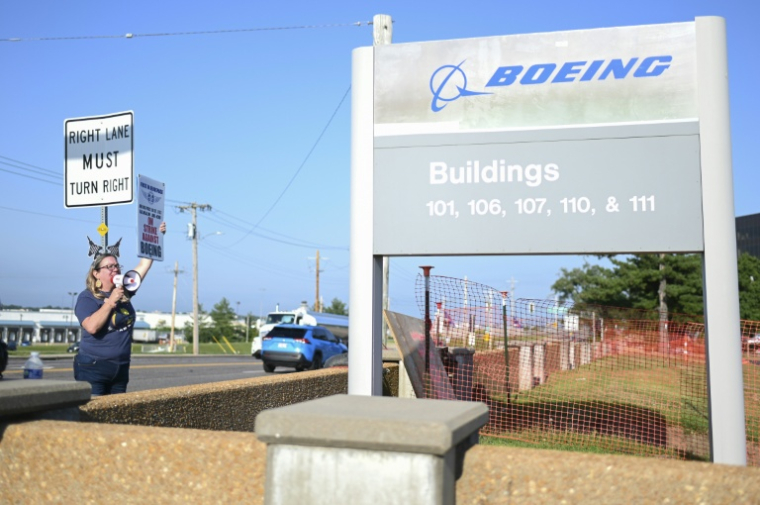 Des grévistes devant une usine militaire de Boeing à Berkeley, dans le Missouri, aux Etats-Unis, le 5 août 2025 ( GETTY IMAGES NORTH AMERICA / Michael B. Thomas )