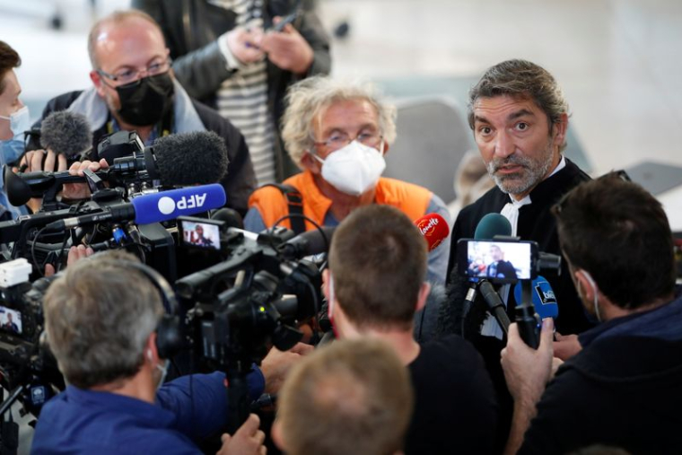 QUATRE MOIS DE PRISON AVEC SURSIS REQUIS CONTRE LA SPECTATRICE À LA PANCARTE