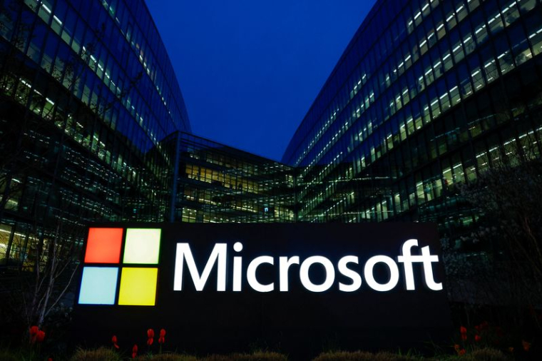 Un logo Microsoft est visible à Issy-les-Moulineaux, près de Paris