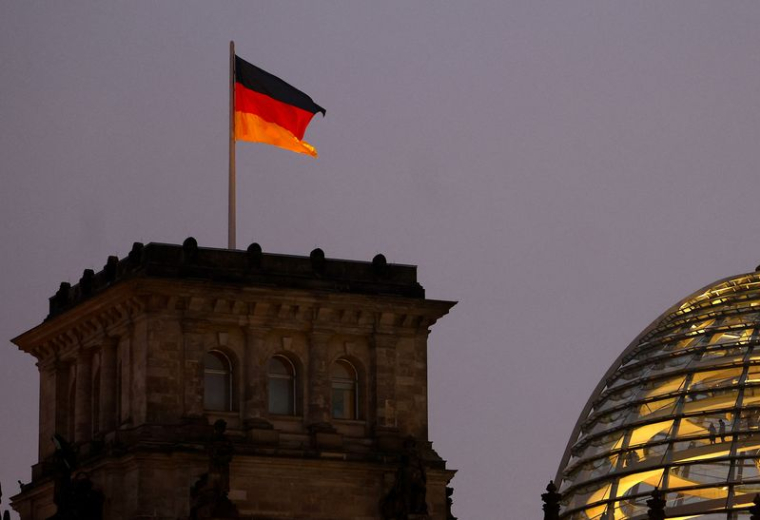 Le drapeau allemand flotte au sommet du Reichstag à Berlin