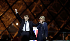 Le président français élu Emmanuel Macron et son épouse Brigitte Trogneux célèbrent sur la scène lors de son rassemblement de victoire près du Louvre à Paris, en France, le 7 mai 2017.
