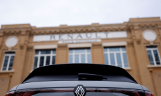 Un logo de Renault sur une voiture lors de la présentation des résultats annuels 2022 du constructeur automobile français