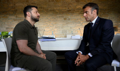 Le président ukrainien Volodymyr Zelenskiy et le président français Emmanuel Macron
