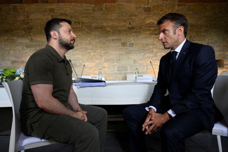 Le président ukrainien Volodymyr Zelenskiy et le président français Emmanuel Macron