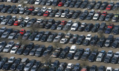 Des voitures sont aperçues dans un parking