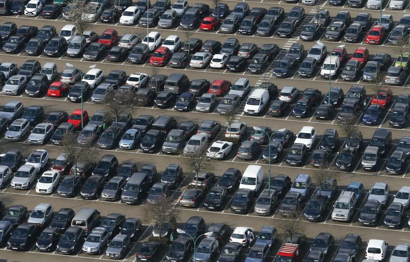 Des voitures sont aperçues dans un parking