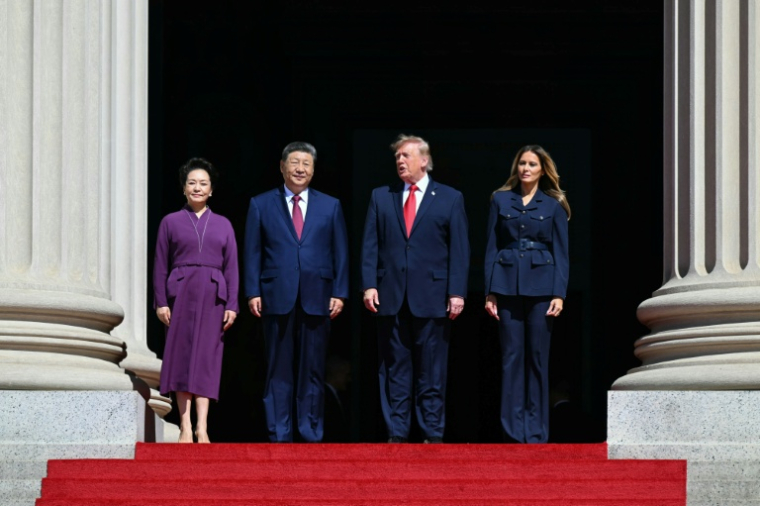 Le président américain DOnald Trump, son épouse Melania Trump, le président chinois Xi Jinping et son épouse Peng Liyuan devant les Archives naitonales à Washiongton, le 25 septembre 2026 ( AFP / SAUL LOEB )