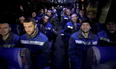 Des prisonniers de guerre ukrainiens assis dans un bus après un échange