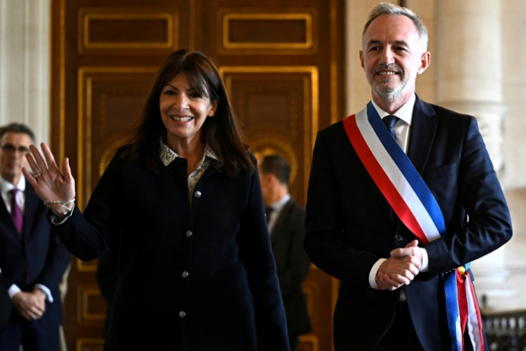 La socialiste Anne Hidalgo passe le relais comme maire de Paris à Emmanuel Grégoire, le 29 mars 2026, à l'Hôtel de ville  ( POOL / JULIEN DE ROSA )