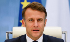 Le président français Emmanuel Macron dirige une réunion de crise consacrée à la situation du territoire français de Mayotte dans l'océan Indien après le passage du cyclone Chido