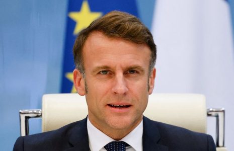 Le président français Emmanuel Macron dirige une réunion de crise consacrée à la situation du territoire français de Mayotte dans l'océan Indien après le passage du cyclone Chido