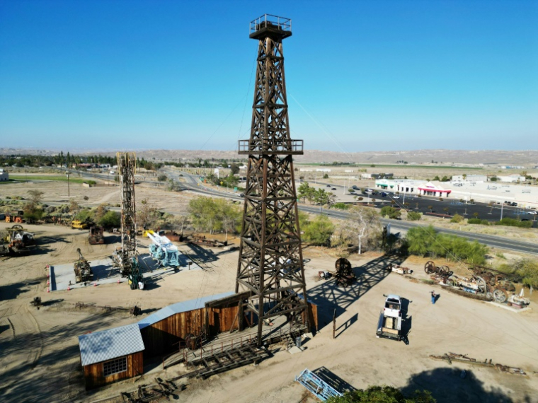 Une tour de forage en bois au West Kern Oil Museum à Taft, en Californie, le 18 octobre 2025 ( AFP / Robyn Beck )