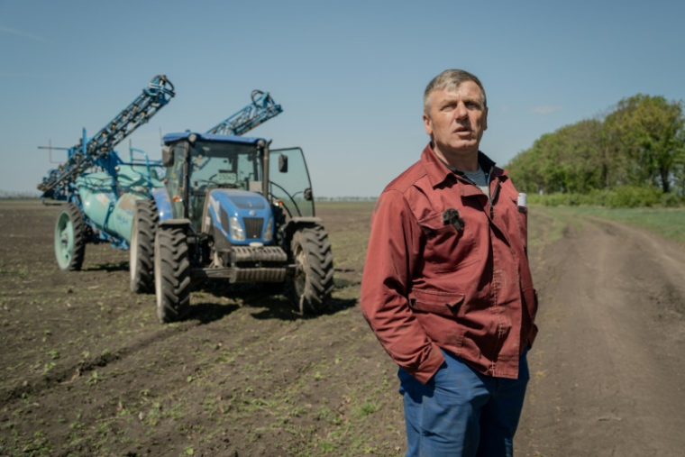 Le fermier ukrainien Mykola Pereverzev a déminé seul une partie de son champ dans le village Korobochkino, dans la région de Kharkiv. Le 29 avril 2025 ( AFP / Ivan SAMOILOV )